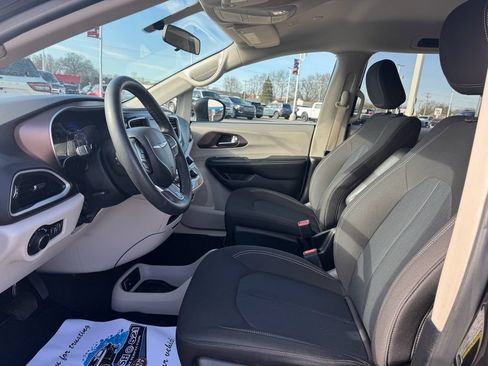 Used 2022 Chrysler Voyager LX FWD image 27