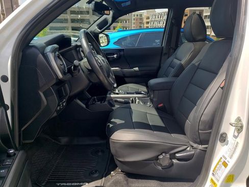 Used 2017 Toyota Tacoma TRD Sport AWD/4WD image 17