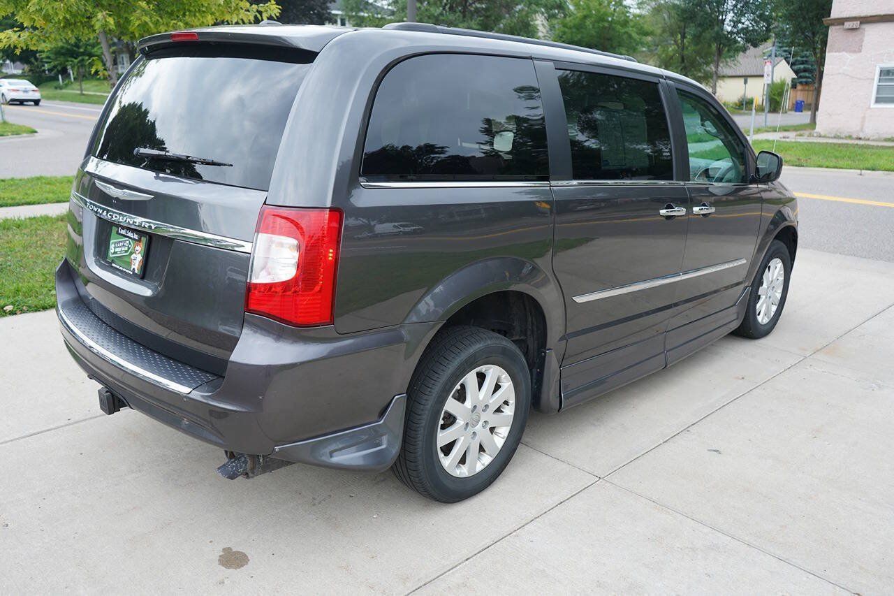 Used 2016 Chrysler Town & Country Touring w/ Driver Convenience Group FWD image 12
