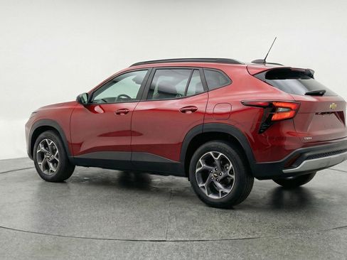 Used 2025 Chevrolet Trax LT w/ LT Convenience Package image 5