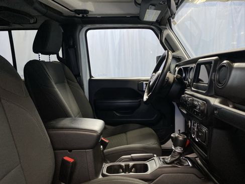 Certified 2021 Jeep Gladiator Willys image 40