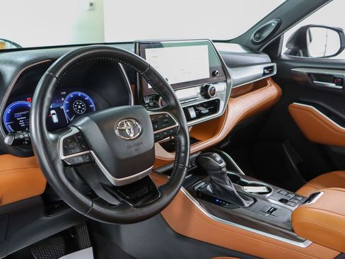Used 2023 Toyota Highlander Platinum FWD image 25
