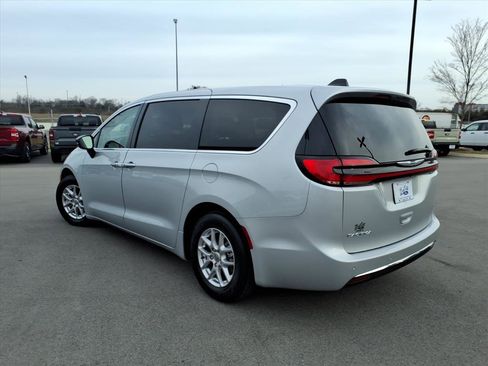 Used 2024 Chrysler Pacifica Touring-L image 5