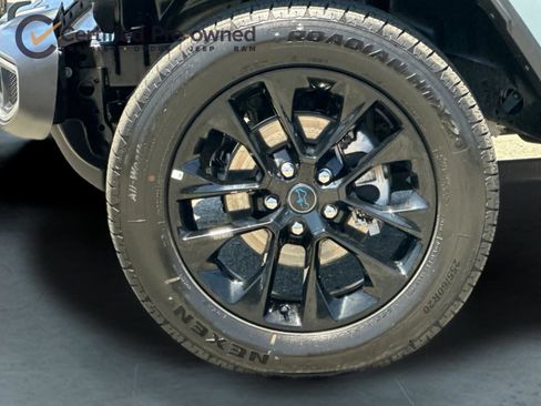 Used 2025 Jeep Wrangler Unlimited Sahara w/ Safety Group AWD/4WD image 26