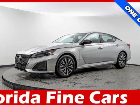 Used 2024 Nissan Altima 2.5 SV image 1