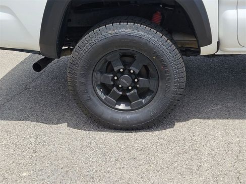 Used 2023 Toyota Tacoma TRD Off-Road image 9