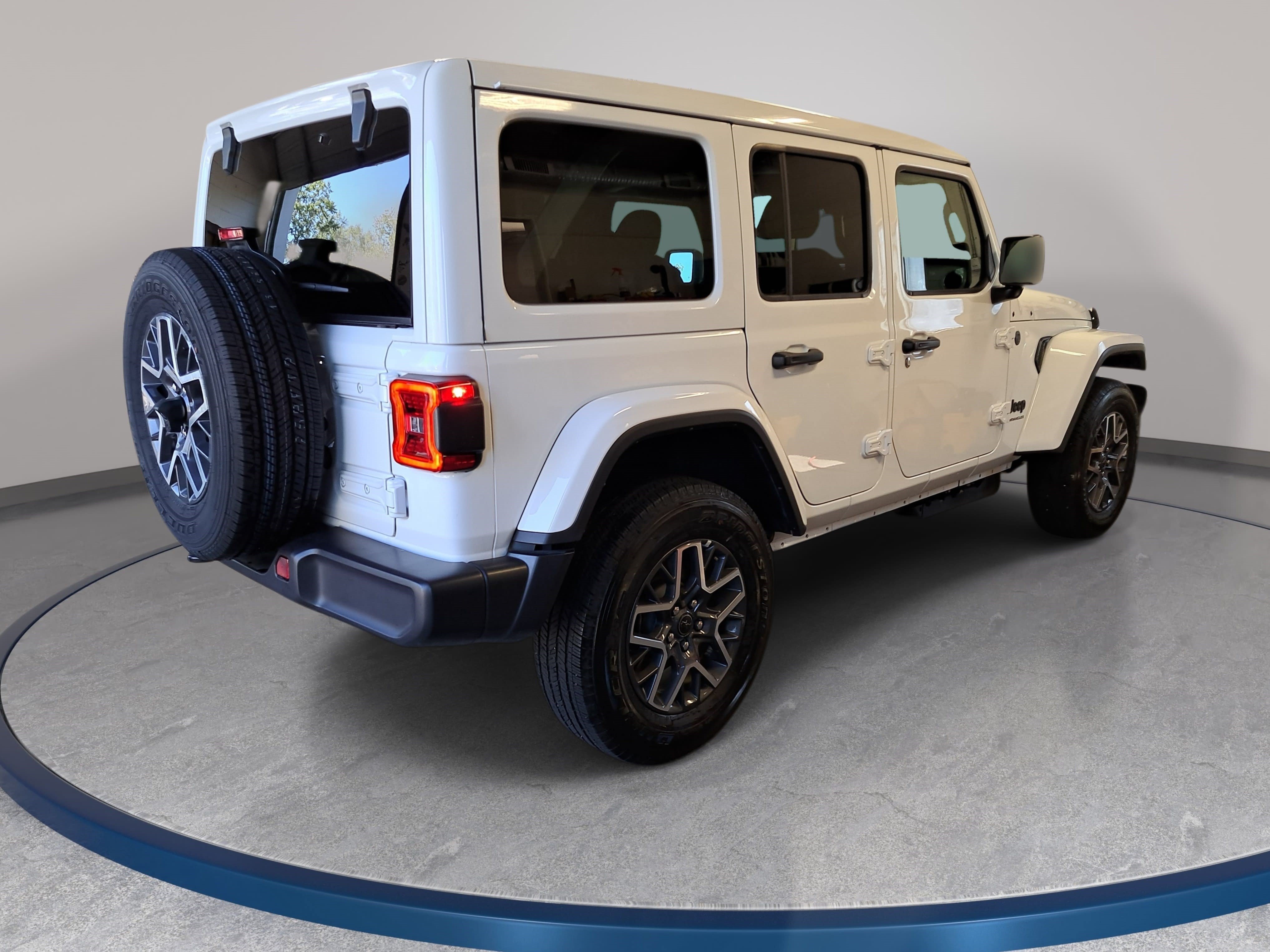 Used 2026 Jeep Wrangler Unlimited Sahara AWD/4WD image 5