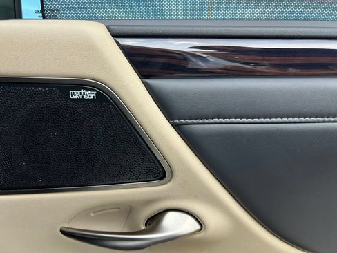 Used 2019 Lexus ES 300h Ultra Luxury w/ Accessory Package 2 FWD image 65