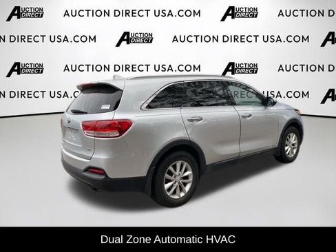 Used 2017 Kia Sorento LX w/ LX Convenience Package image 6