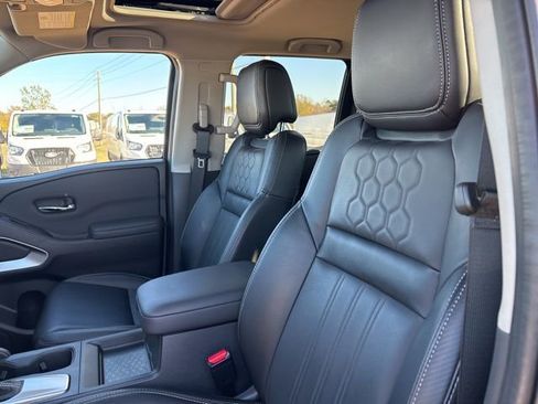 Certified 2024 Nissan Frontier SL image 9