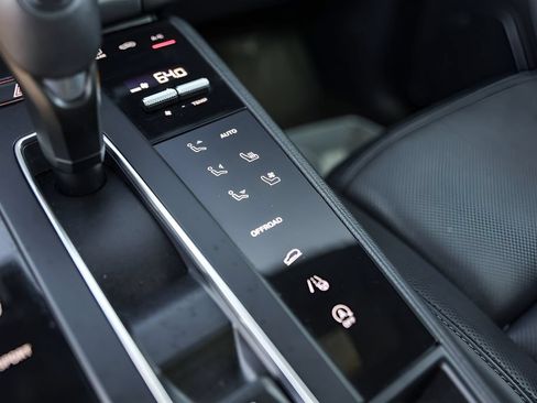 Used 2024 Porsche Macan AWD/4WD image 22