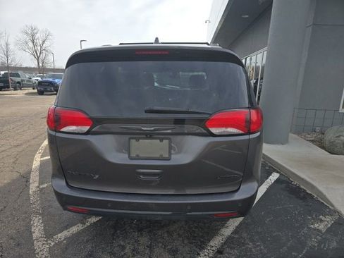 Used 2018 Chrysler Pacifica Limited w/ S Appearance Package image 5