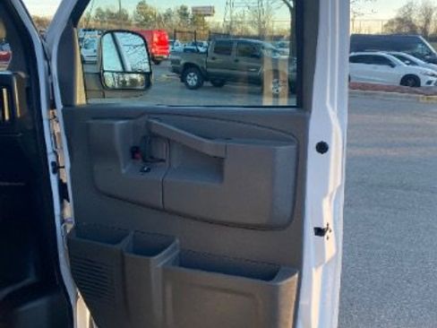 Used 2017 Chevrolet Express 3500 LS image 19