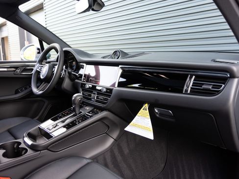 Used 2026 Porsche Macan AWD/4WD image 35