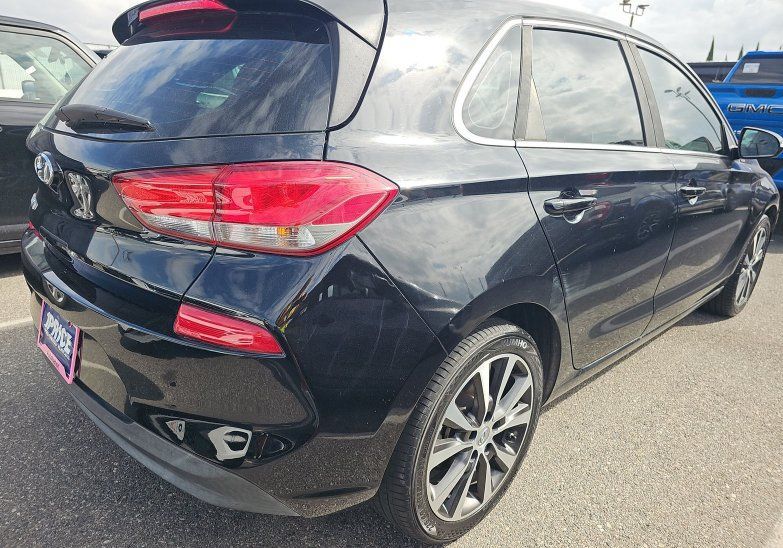 Used 2018 Hyundai Elantra GT w/ Style Package 02 FWD image 2