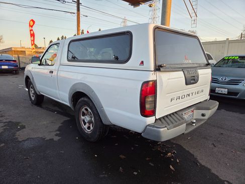 Used 2001 Nissan Frontier XE image 2