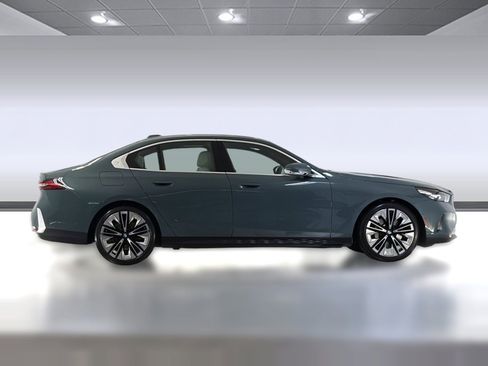 Used 2025 BMW 530i w/ Premium Package RWD image 7