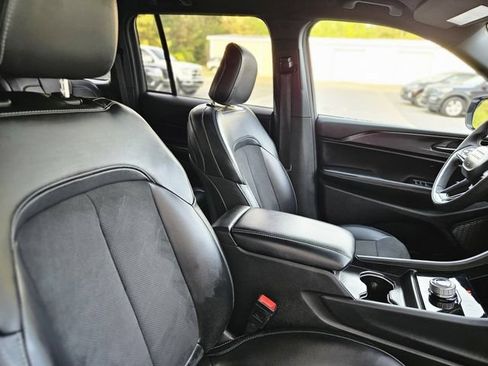 Used 2025 Jeep Grand Cherokee Altitude AWD/4WD image 14