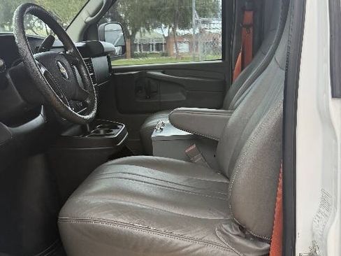 Used 2015 Chevrolet Express 2500 RWD image 16