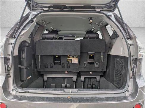 Used 2019 Toyota Sienna SE image 7