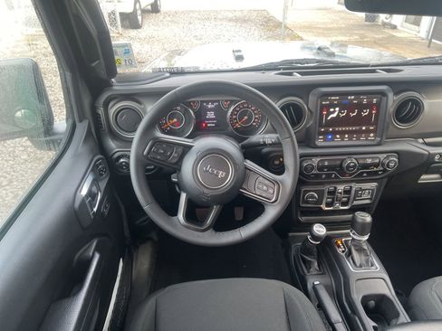 Used 2023 Jeep Gladiator Sport image 11