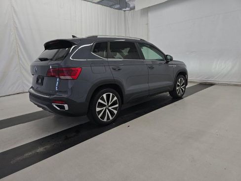 Used 2023 Volkswagen Taos SE w/ Panoramic Sunroof Package image 2