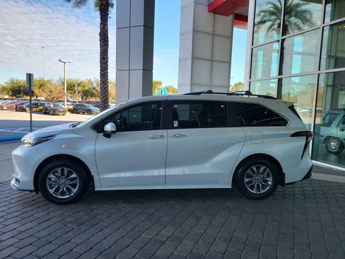 Used 2025 Toyota Sienna XLE image 3