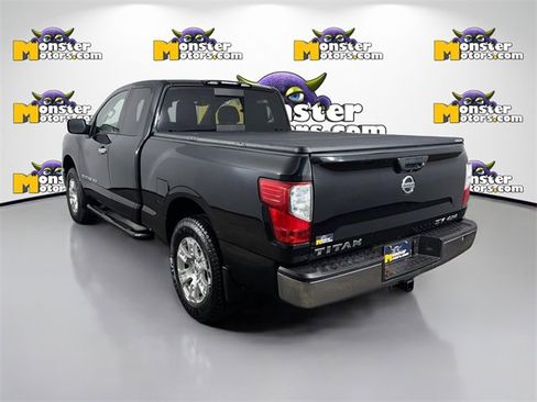 Used 2018 Nissan Titan SV image 7