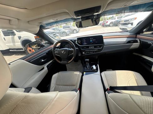 Used 2025 Lexus ES 300h Ultra Luxury w/ Accessory Package (Z1) FWD image 17