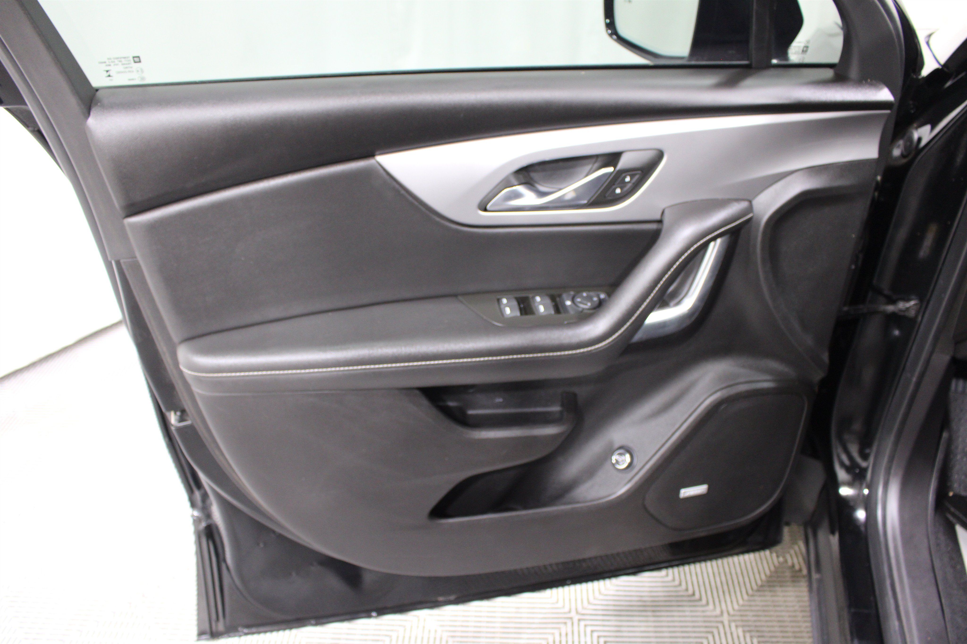 Used 2023 Chevrolet Blazer LT w/ Sound & Technology Package FWD image 6