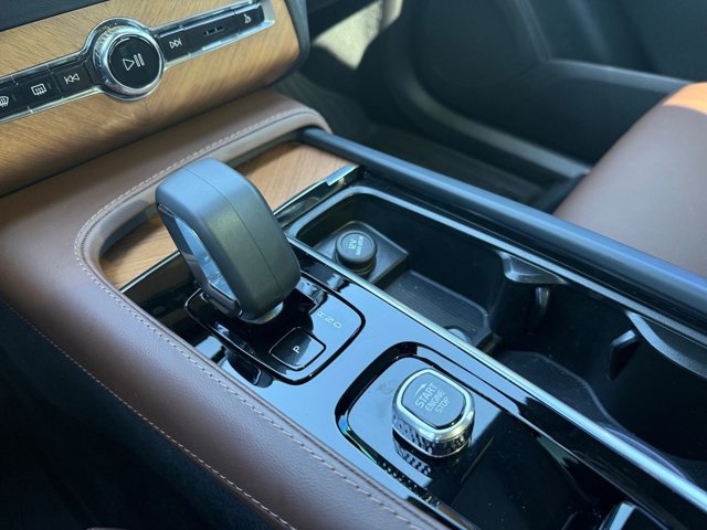 Used 2024 Volvo XC90 T8 Plus w/ Protection Package Premier AWD/4WD image 12