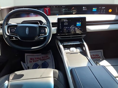 Used 2024 Lincoln Nautilus Premier image 9