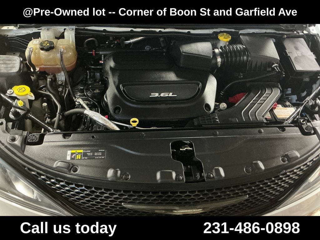 Used 2018 Chrysler Pacifica Touring-L Plus w/ S Appearance Package FWD image 10