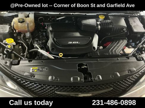 Used 2018 Chrysler Pacifica Touring-L Plus w/ S Appearance Package FWD image 10
