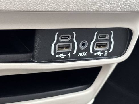 Used 2023 Chrysler Pacifica Touring-L FWD image 39