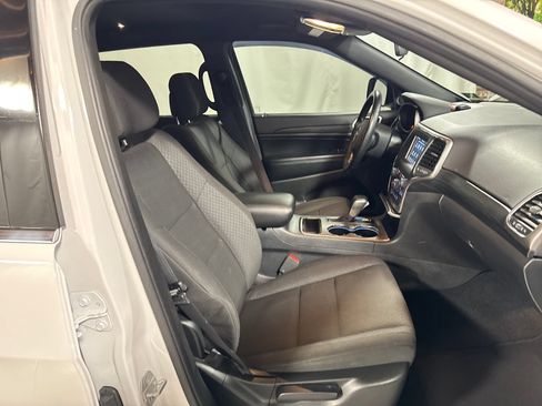 Used 2019 Jeep Grand Cherokee Laredo AWD/4WD image 27