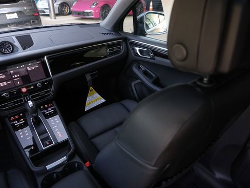 Certified 2025 Porsche Macan image 34