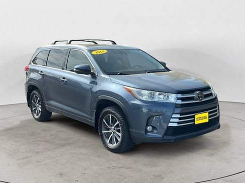 Used 2018 Toyota Highlander XLE AWD/4WD image 3