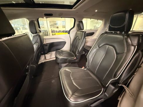 Used 2023 Chrysler Pacifica Limited image 22