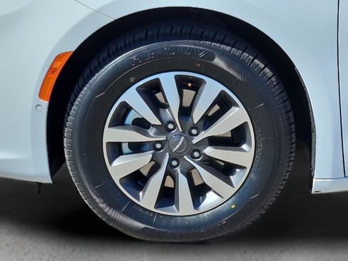 Used 2022 Chrysler Pacifica Limited FWD image 10