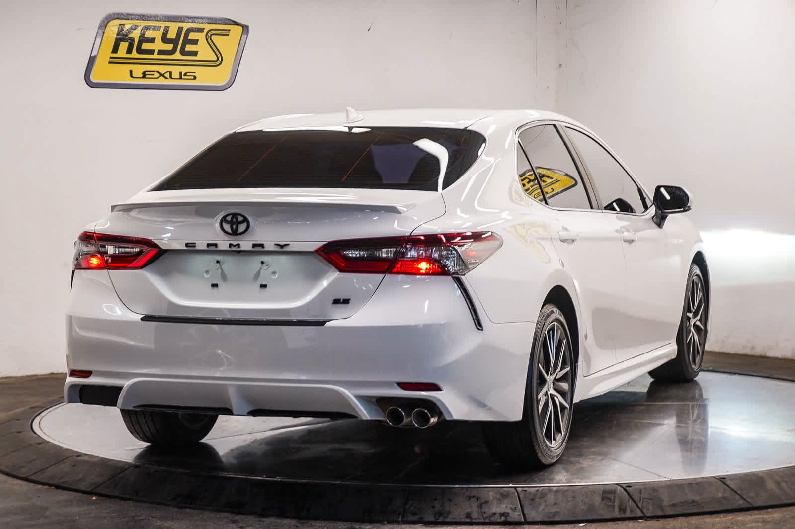Used 2024 Toyota Camry SE w/ Convenience Package FWD image 4
