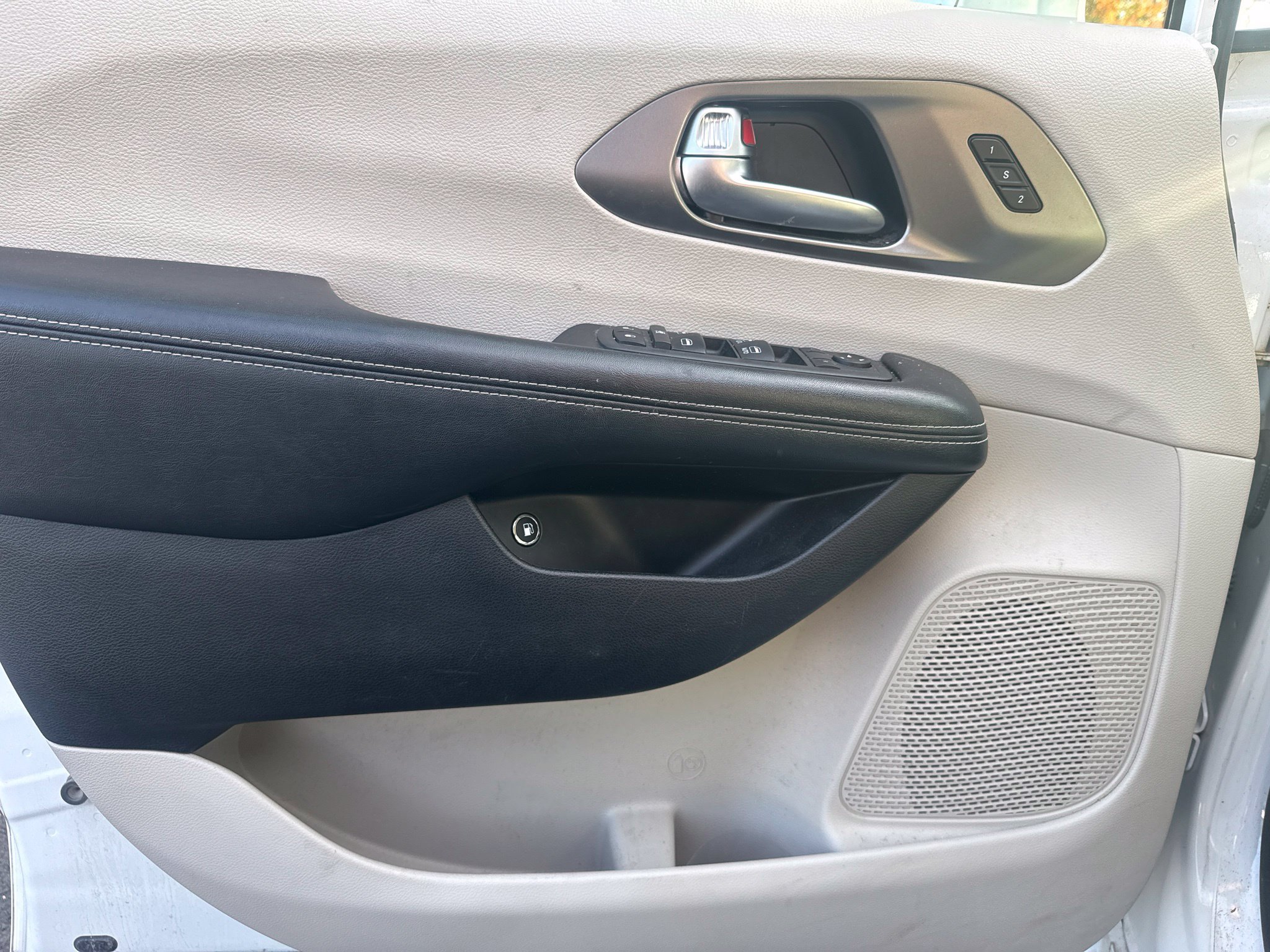 Used 2021 Chrysler Pacifica Touring-L FWD image 10