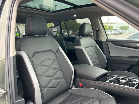 Used 2025 Volkswagen Atlas Peak Edition SE image 38