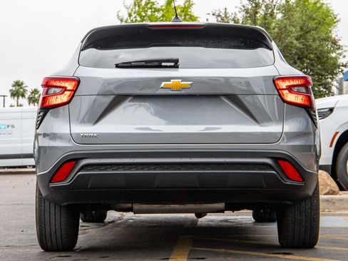 Used 2025 Chevrolet Trax LS FWD image 5