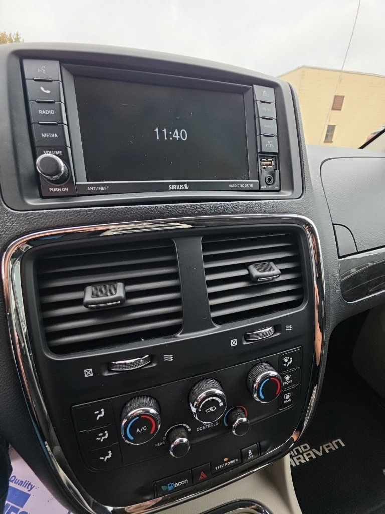Used 2014 Dodge Grand Caravan SXT w/ Rear Park Assist Package FWD image 17