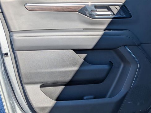 Used 2025 Chevrolet Suburban Z71 image 29