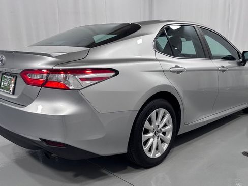 Used 2018 Toyota Camry LE FWD image 5