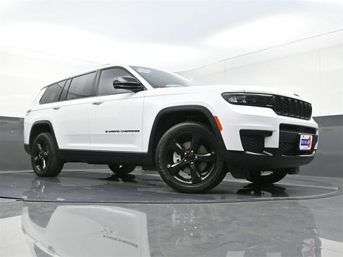 Used 2023 Jeep Grand Cherokee L Altitude image 28