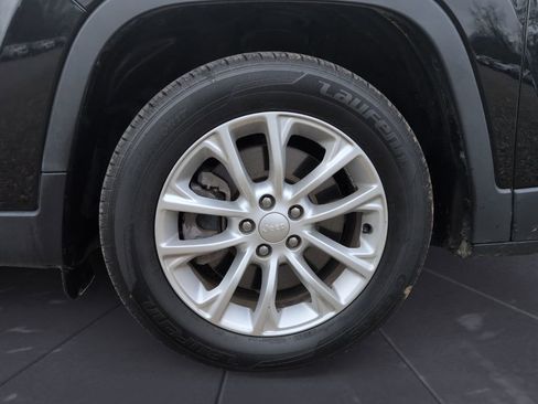 Used 2019 Jeep Cherokee Latitude w/ Popular Appearance Group image 21