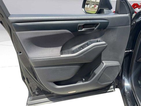 Used 2020 Toyota Highlander L image 19